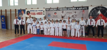Grupa dzieci startujących w XIX Zimowym Turnieju Oyama Karate